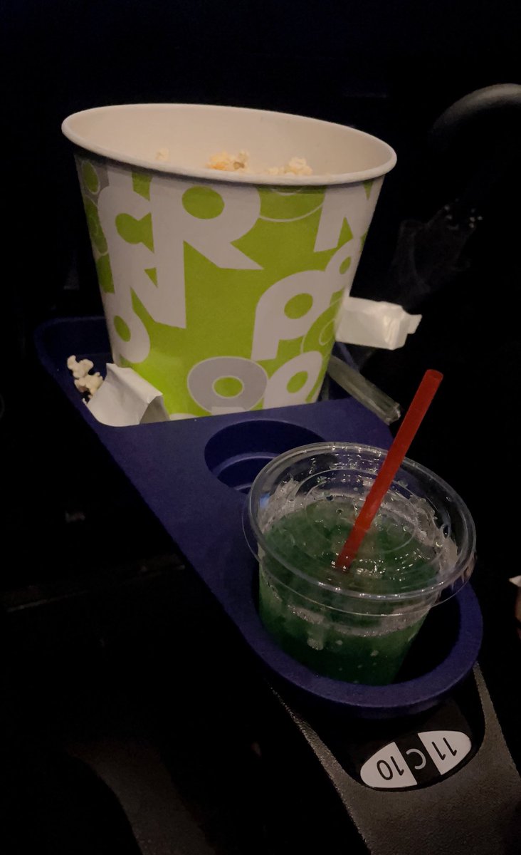 映画館弱者だからドリンクホルダーにポップコーンのケースはめれること鬼滅より興奮した