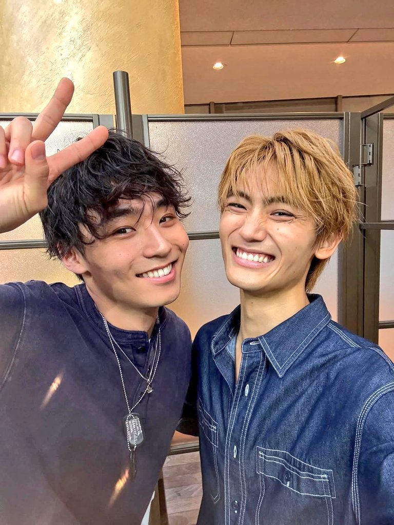WATwindy8's tweet photo. ねぇ〜え〜🤣
もう絶対颯倫推しいるのバレてるやんww
なんか遊ばれてる気さえしてきた🤣
(多分とんだ勘違いw)
#髙橋颯
#八村倫太郎
#ふうりん
#颯倫
#WATWING
#itsstartingtorain https://t.co/BvU9MkE2hN