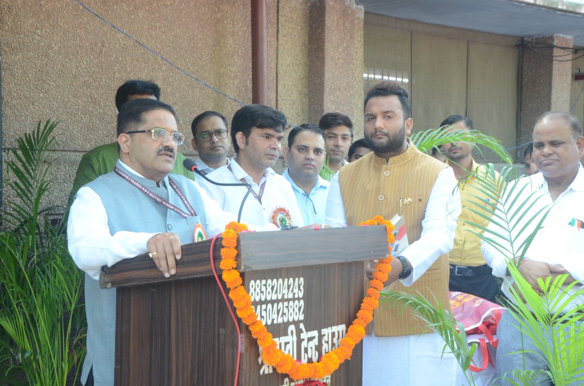 asmcbahraich's tweet photo. महाराजा ��ुहेलदेव स्वशासी राज्य चिकित्सा महाविद्यालय एवं महर्षि बालार्क हॉस्पिटल, बहराइच में 79वां स्वतंत्रता दिवस पूरे हर्षोल्लास के साथ मनाया गया।  अस्पताल में भर्ती मरीजों के बीच फल वितरित किए गए और मिठाई बांटकर उत्सव की मिठास को और बढ़ाया गया। @MeUPGovt https://t.co/z0xEGuAjj2