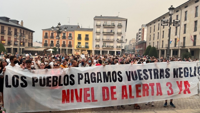 veintimillapie's tweet photo. Una movilización ciudadana reclama ante el Ayuntamiento de Ponferrada la declaración del nivel 3 de emergencia por los incendios: "El Bierzo no puede esperar" https://t.co/Nb4Iay3f8A