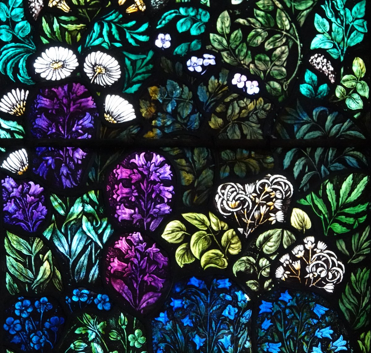 StroudStory's tweet photo. This is a brand-new talk I'm really excited about - I've been investigating flowers in the #ArtsandCrafts Movement in the #Cotswolds for @GlosGuild's #CraftsAlive at Rodmarton Manor, 12 Sept, 2.15pm #wildflowerhour #flowersonsunday Book here: https://t.co/8Aupq67f2n https://t.co/iEnA7lTvDU