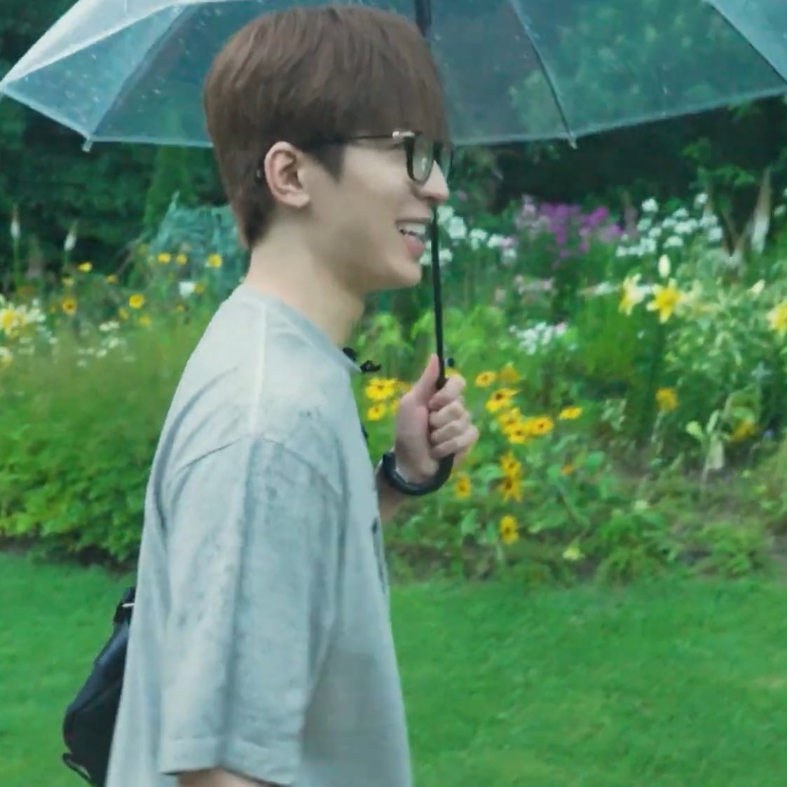 wonwoo so broad his shoulders didn’t fit the umbrella and his sleeves slightly got wet from the rain sksks 😭