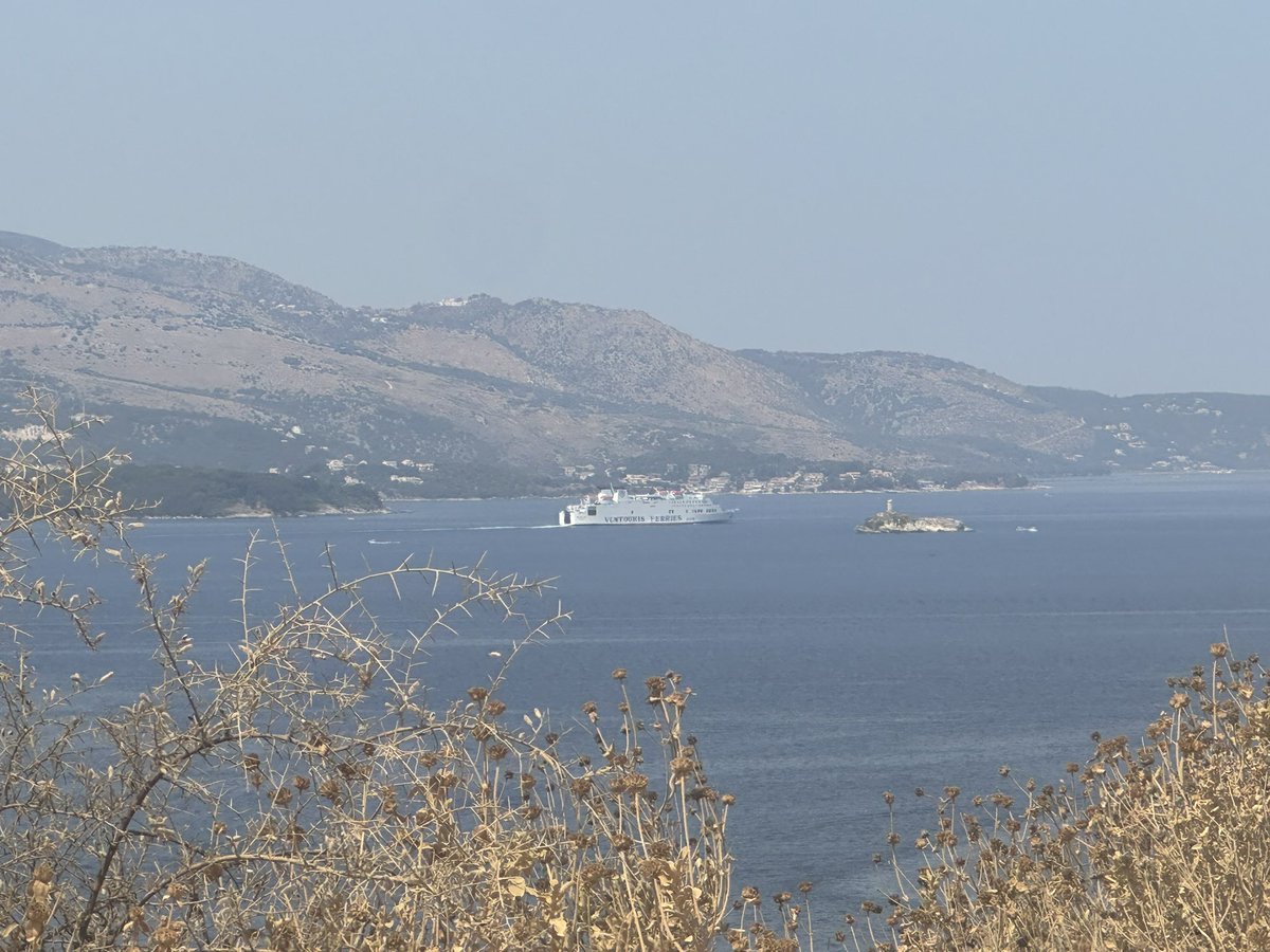 Politika ve eylem adamlarının en zayıf yanı düşünce adamlarını küçümseyişleridir.

Alev Alatlı