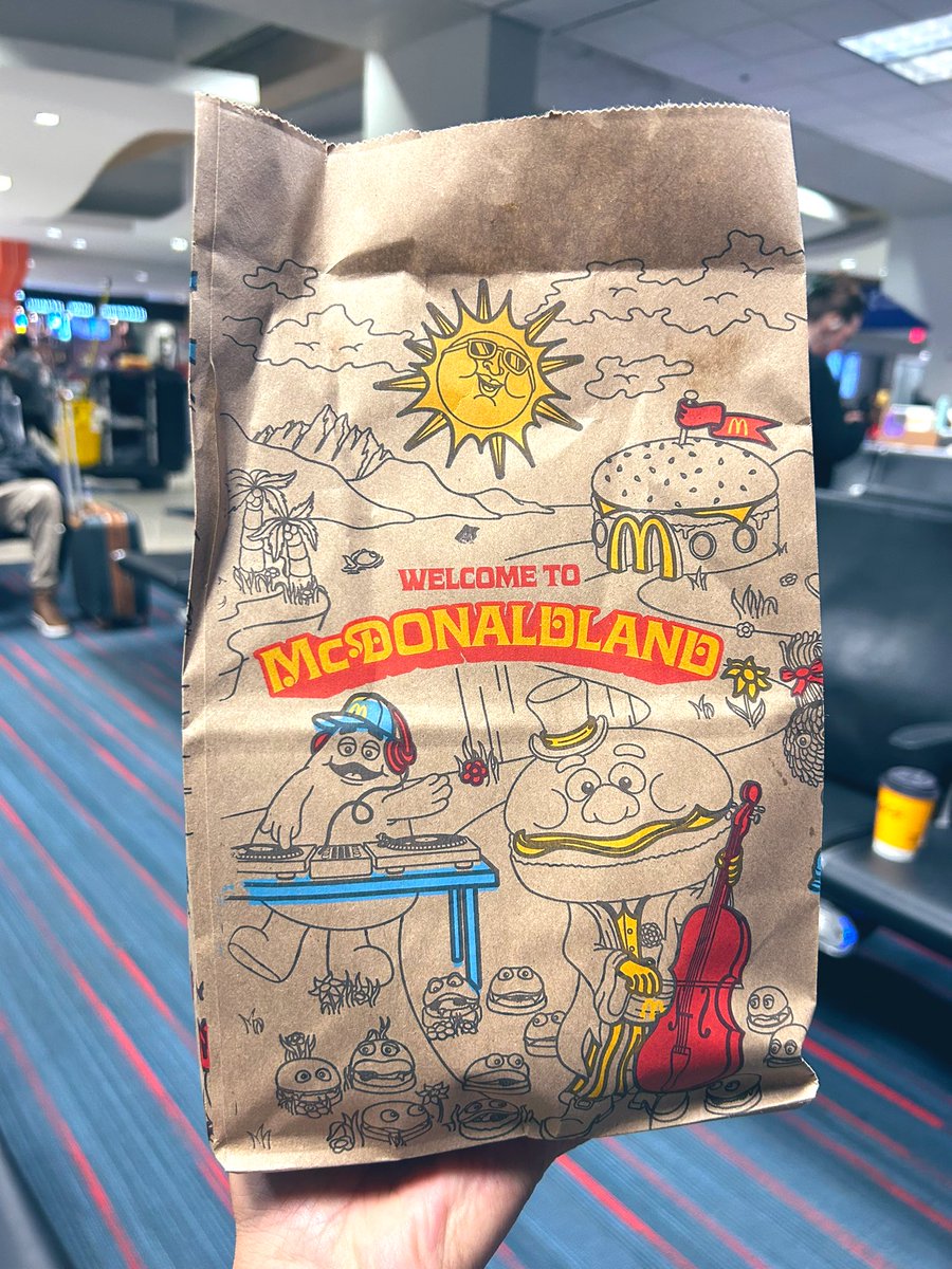 la_sumikko's tweet photo. こっちでは1人約1500円の朝マックセットだけど、袋が可愛かったから今日は許しましょう。

#マクドナルド　#McDonalds  #朝マック https://t.co/FC4TbDr2im