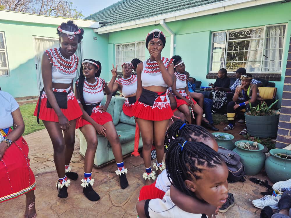 usinga_lwesizwe's tweet photo. Scenes at Professor Solwayo Ngwenya's cultural event were truly captivating. The event held at his family homestead, showcased vibrant Ndebele culture.
#ubuntubethu https://t.co/WgW6awe0gK