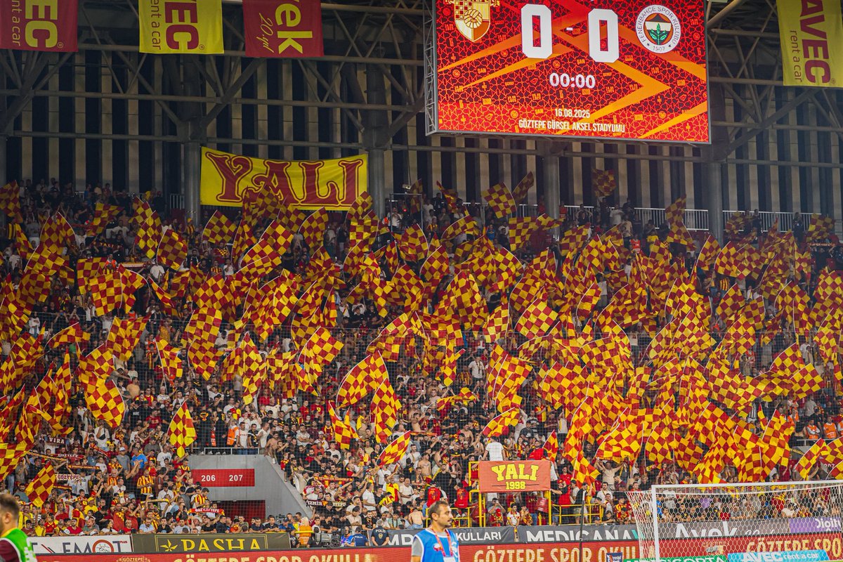 Göztepe taraftarının örneğini yerinden anlattığım şampiyonlar ligi başta olmak üzere, üst düzey (Avrupa) takımlarının tribünlerinde bile görmedim. 
Çok büyüksünüz, çok…
Dün o muhteşem trübünleri yerinde yaşayarak görmek isterdim.