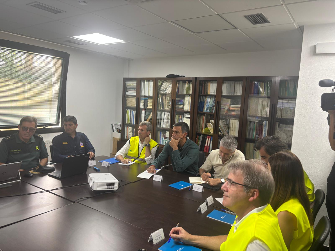 Ministerio del Interior (@interiorgob) on Twitter photo El ministro Grande-Marlaska acompaña al presidente <a href="/sanchezcastejon/">Pedro Sánchez</a> en su visita el Centro de Coordinación Operativo Contraincendios de #Ourense.
➡️ El Gobierno pone a disposición todos los medios del #Estado en la lucha contra los incendios forestales. El ministro Grande-Marlaska acompaña al presidente <a href="/sanchezcastejon/">Pedro Sánchez</a> en su visita el Centro de Coordinación Operativo Contraincendios de #Ourense.
➡️ El Gobierno pone a disposición todos los medios del #Estado en la lucha contra los incendios forestales.