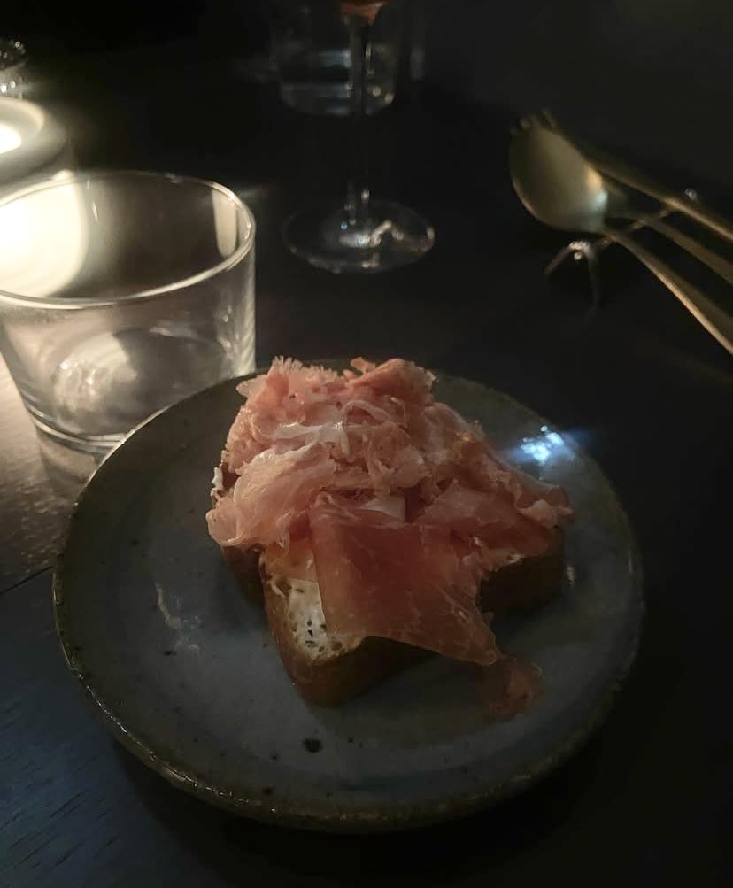kanpaikiyanon's tweet photo. 【横浜/ flour+water】
中目黒・虎ノ門で大行列の人気店が横浜初出店🥖🍷

濃厚な海老ソース×もちもち麺のパスタが衝撃レベル🦐🍝
この雰囲気と見た目で7,000円コースは正直コスパ良すぎ！🥺
削りたて生ハムが焼きたてパンにのってて感動、期待以上でした✨

#横浜グルメ #横浜デート #横浜ディナー https://t.co/GET2nsAxfy