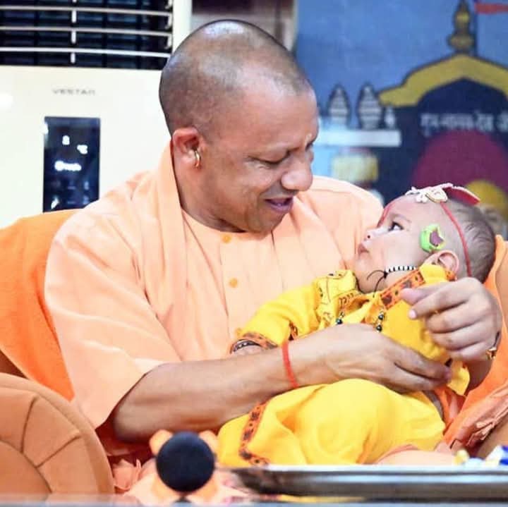 RameshGenSec's tweet photo. "நீதான் தேரோட்டிய கிருஷ்ணனா?" 

"நீதான் அந்த புல்டோஸர் ஓட்டறவனா?"🤣 https://t.co/hwmakmpvas