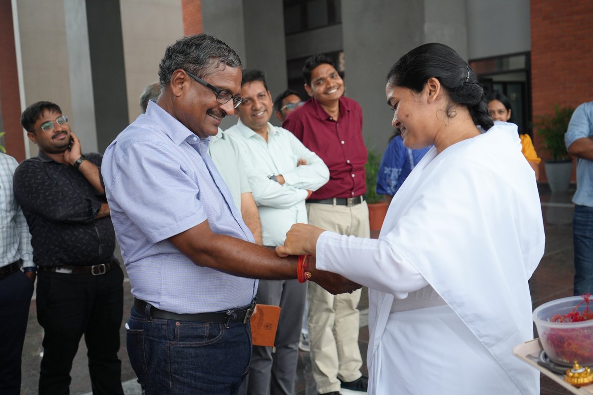 bksambalpur's tweet image. Leadership with love, management with trust — the true spirit of Raksha Bandhan. 🙏

#RakshaBandhan was celebrated at IIM Sambalpur, where BK Sisters tied the sacred thread to faculty &amp;amp; students, spreading the message of #PeaceOfMind, #purity &amp;amp; universal #brotherhood✨ 
#bksbp