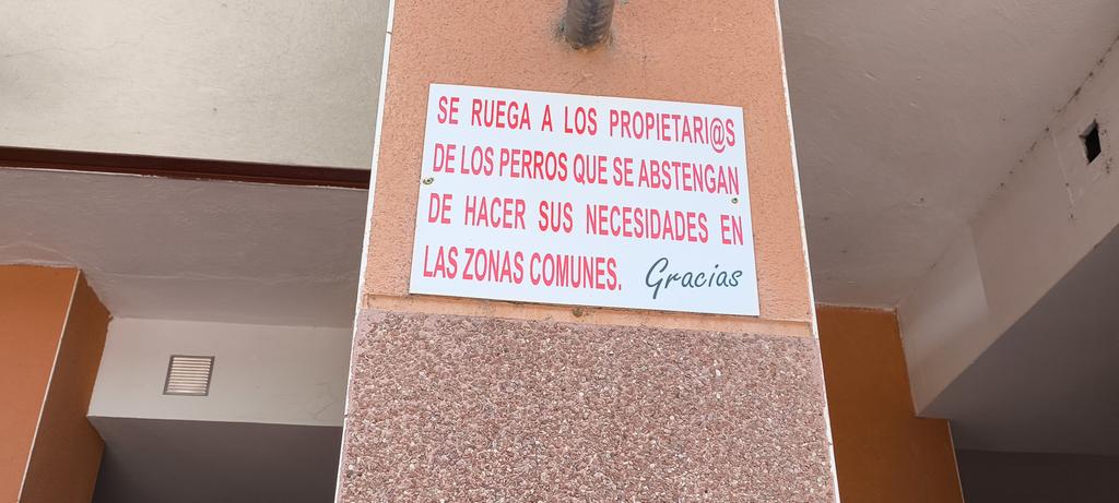 davidpardo's tweet photo. Un cartel muy necesario en las comunidades de vecinos, aunque injusto:
no entiendo porqué los vecinos sin perros pueden cagarse en las zonas comunes y los dueños de perros no. https://t.co/IhGC5SsNMn