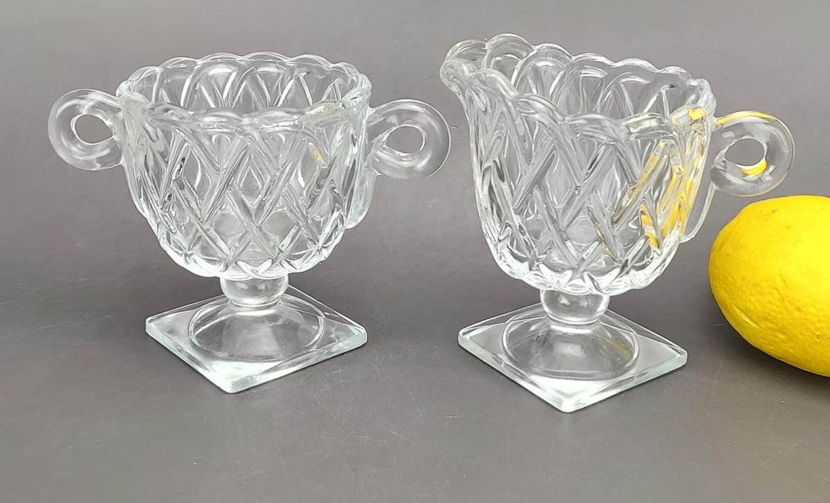 GrandesVtgShop's tweet image. janelliminellisshop.etsy.com/listing/432786… Indiana Pretzel Clear Glass Creamer And Sugar Bowl Criss Cross Pretzel Style Pattern @Etsy #etsyshop #IndianaGlass
