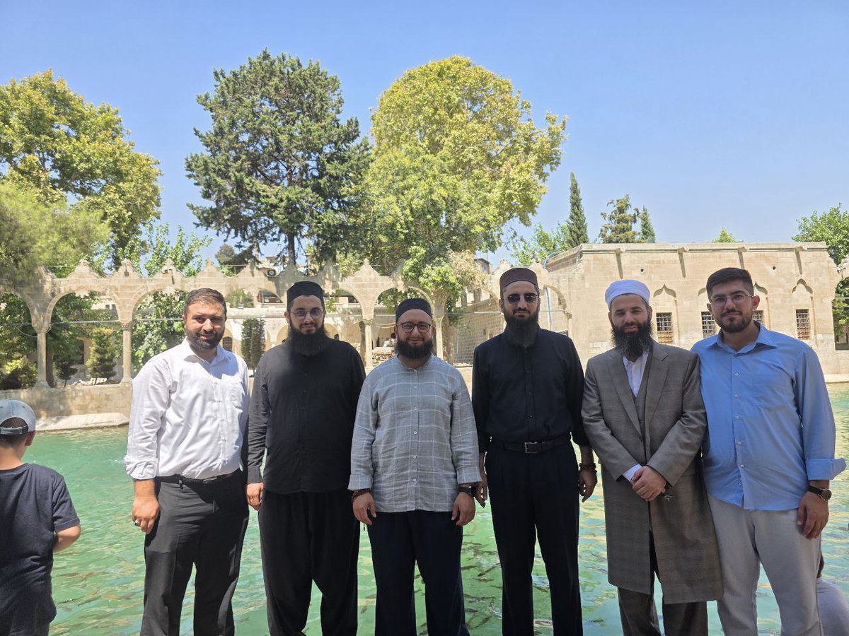 Medresemizin müderris kadrosuyla Şeyh İzzeddin medresesini ziyaret ettik Şeyh efendinin oğlu ve baş müderrisi olan Seyda Abduşşekur hocaefendi ile medreselerin genel durumu hakkında hasbihal eyleyip hayırlı istişarelerde bulunduk.

| Doğu (Şanlıurfa) Medreseleri ziyareti