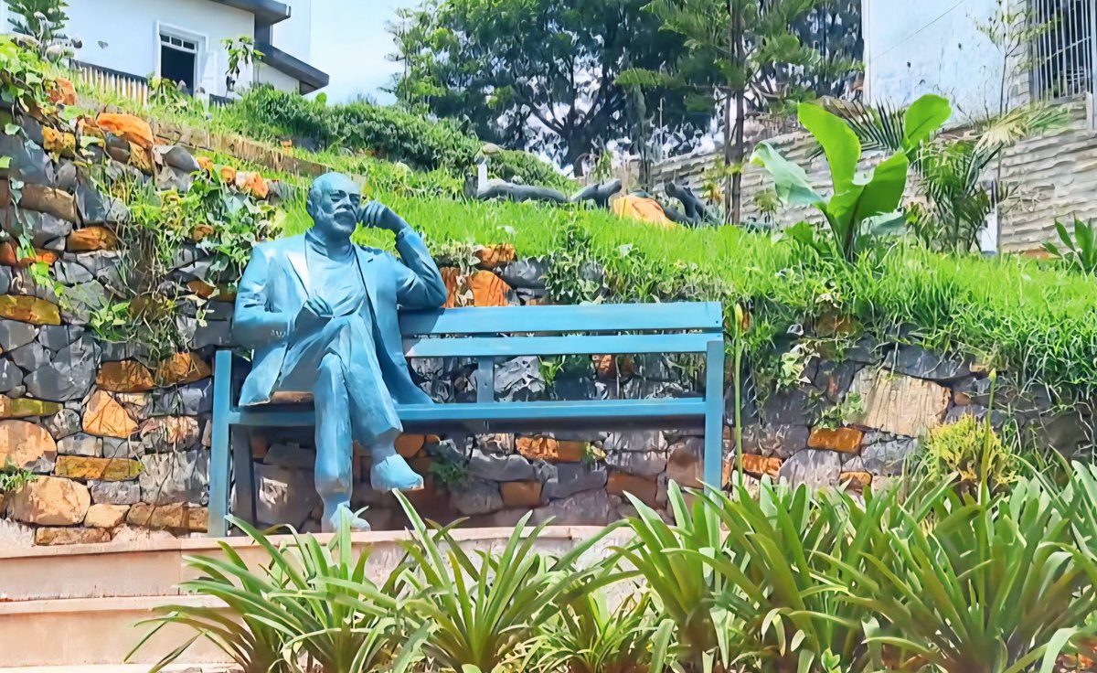 Kudos to #AddisAbaba city administration for erecting the statue of Laureate Tsegaye Gabre-Medhin. I believe the city will continue to do its best to put memorials to other Ethiopian icons such as Taitu Betul, Ras Alula, Abdissa Aga, Zeray and Moges, Aklilu Habtewold, Afework