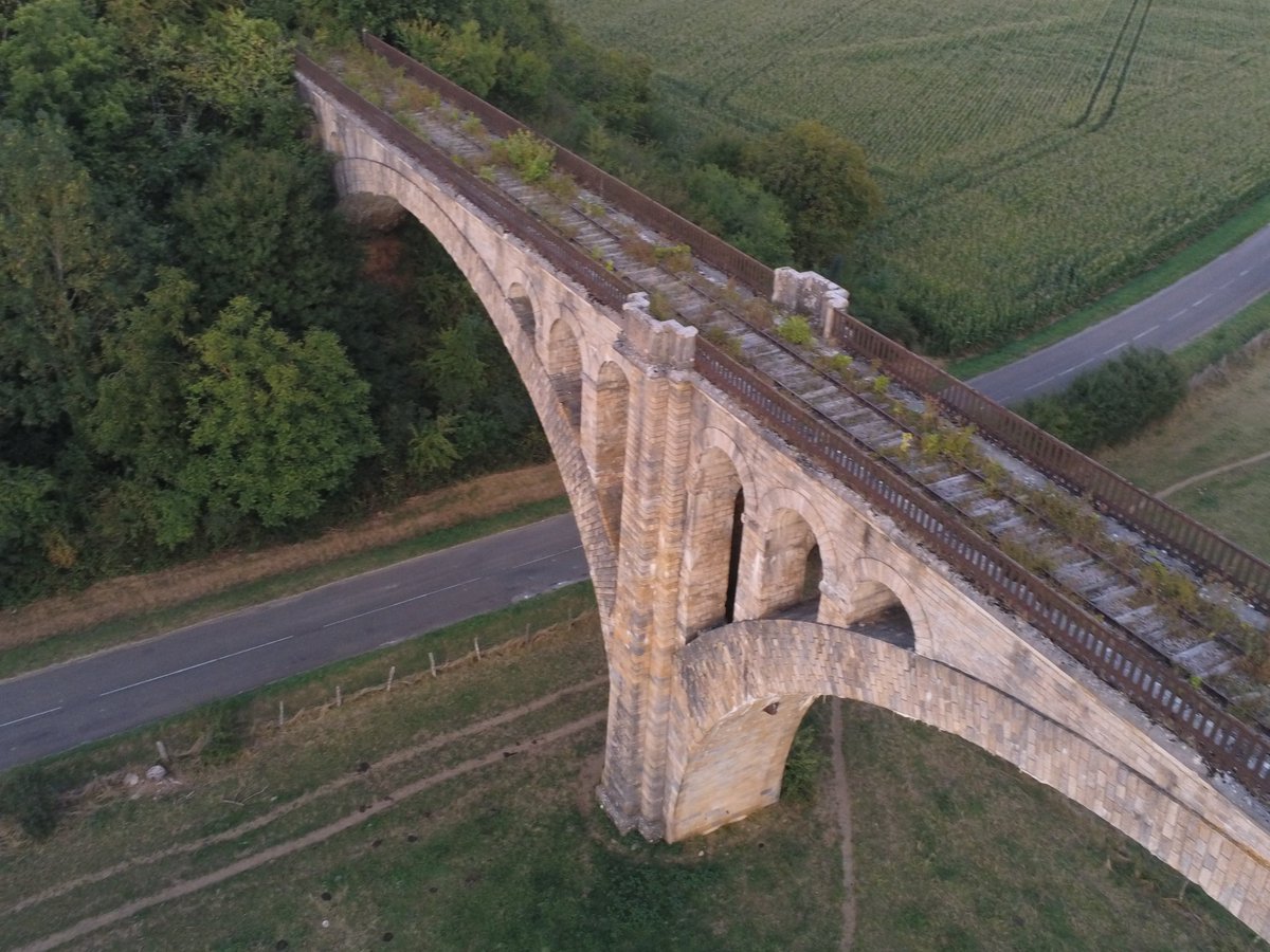 CRIRE21's tweet photo. ▶️ Le viaduc d'Oisilly parfois appelé le viaduc de la Vingeanne se trouve près de Mirebeau-sur-Bèze. Construit en maçonnerie, il supporte la voie unique ferroviaire de la ligne de Saint-Julien (Troyes) à Gray, franchissant ainsi la Vingeanne, le Canal entre Champagne et Bourgogne https://t.co/4CxXpP0icL