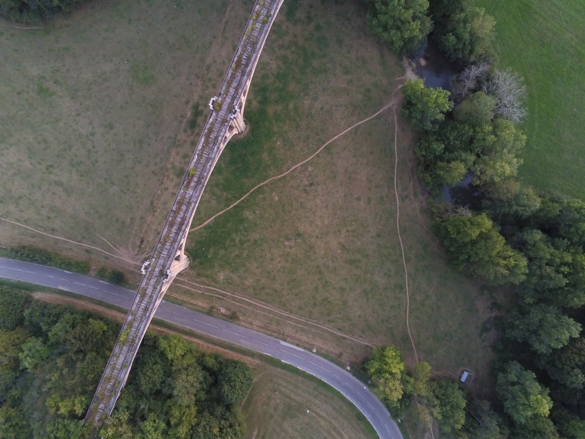 CRIRE21's tweet photo. ▶️ Le viaduc d'Oisilly parfois appelé le viaduc de la Vingeanne se trouve près de Mirebeau-sur-Bèze. Construit en maçonnerie, il supporte la voie unique ferroviaire de la ligne de Saint-Julien (Troyes) à Gray, franchissant ainsi la Vingeanne, le Canal entre Champagne et Bourgogne https://t.co/4CxXpP0icL