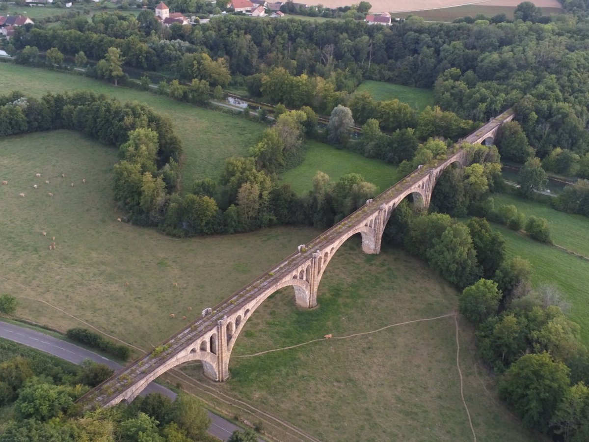 CRIRE21's tweet photo. ▶️ Le viaduc d'Oisilly parfois appelé le viaduc de la Vingeanne se trouve près de Mirebeau-sur-Bèze. Construit en maçonnerie, il supporte la voie unique ferroviaire de la ligne de Saint-Julien (Troyes) à Gray, franchissant ainsi la Vingeanne, le Canal entre Champagne et Bourgogne https://t.co/4CxXpP0icL