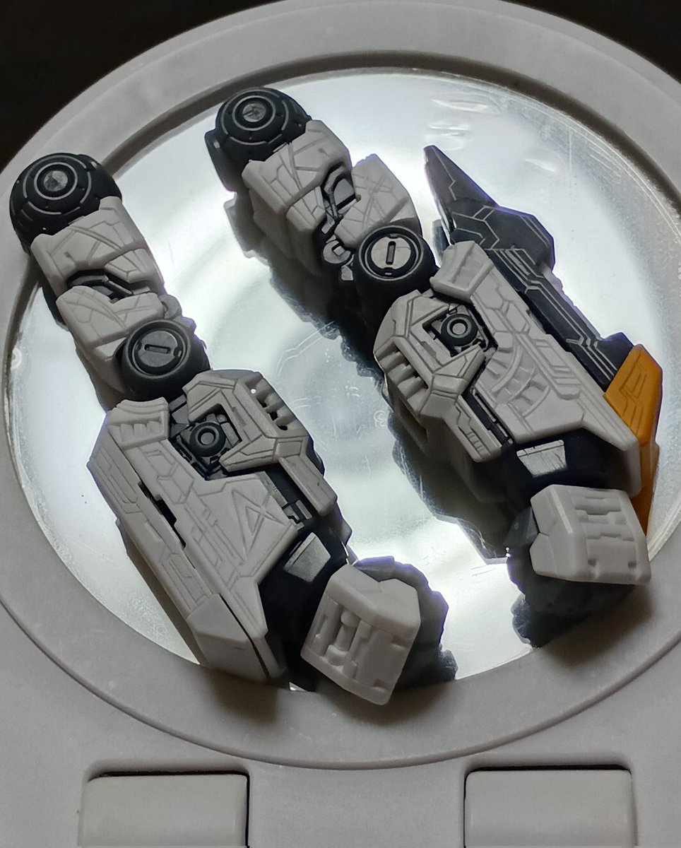 exekXEyEGB8jVfC's tweet photo. RG νガンダム　手の甲の筋彫り

やった！両方できた！
ここまでやるとちょっとした達成感✨
よし、金麦飲も🍺 https://t.co/D296PL8Xfo