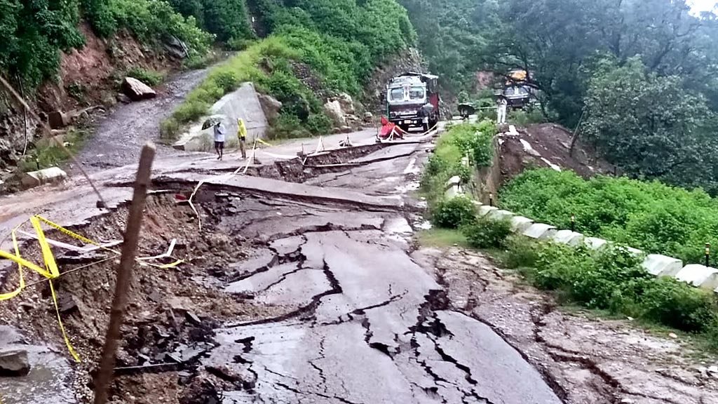 DograKeshiv's tweet photo. #Kathua #CloudBrust  and landslides in Kathua killed 7 and injured many. Roads damaged, supplies air-dropped. Army teams rescuing people and giving food. Authorities working fast to restore help and connectivity.  

https://t.co/bprEijNSxb https://t.co/KAjVFkF5yp
