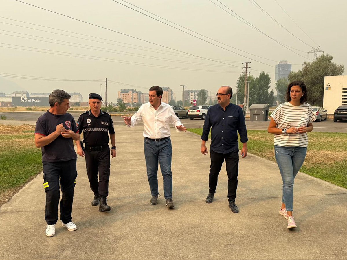 Ayto. de Ponferrada (@aytoponferrada) on Twitter photo Esta mañana, se ha mantenido una reunión con el presidente de la Junta de Castilla y León, <a href="/alferma1/">Alfonso F. Mañueco</a> , en el Parque de Bomberos para coordinar y reforzar los medios contra los incendios.
Seguimos colaborando. Esta mañana, se ha mantenido una reunión con el presidente de la Junta de Castilla y León, <a href="/alferma1/">Alfonso F. Mañueco</a> , en el Parque de Bomberos para coordinar y reforzar los medios contra los incendios.
Seguimos colaborando.