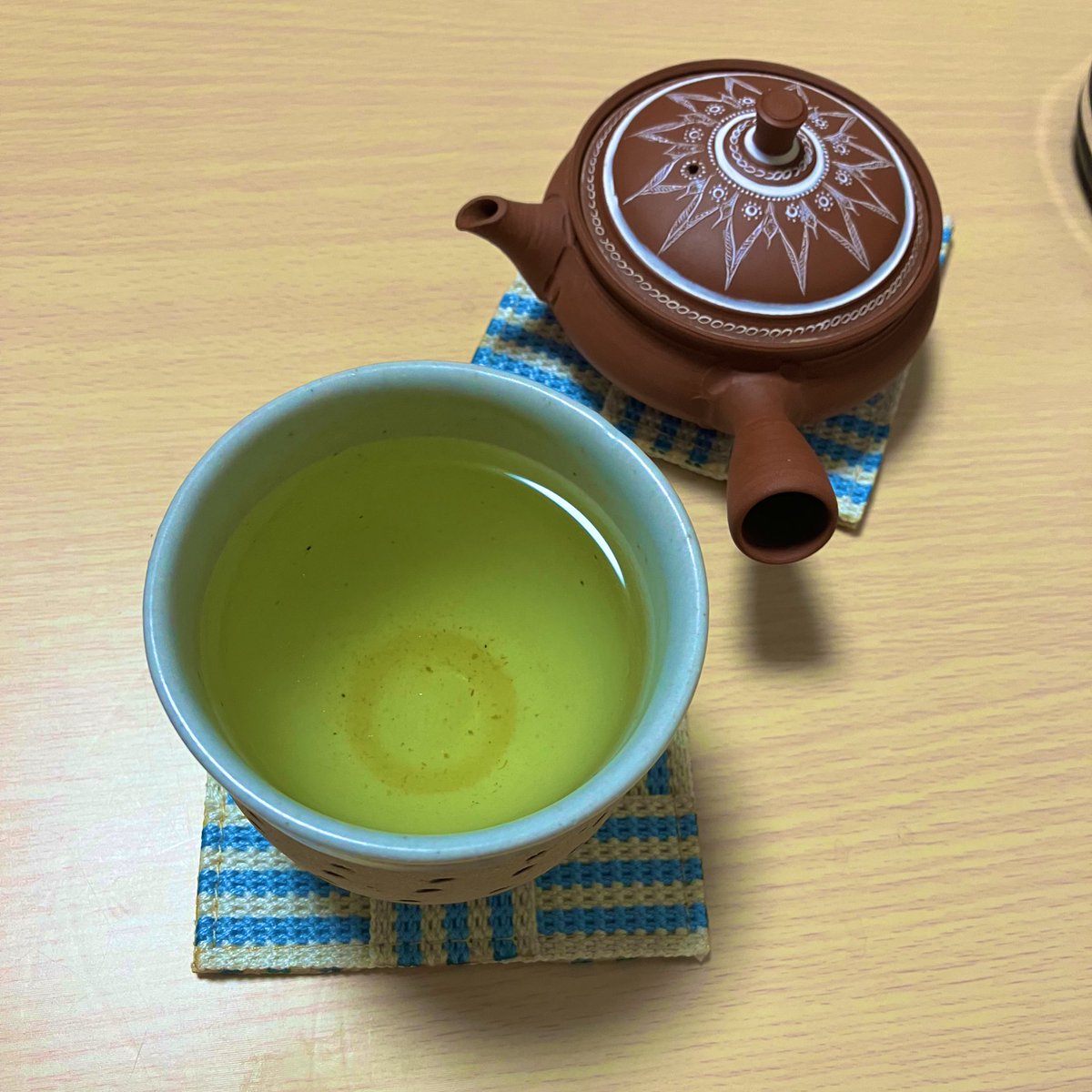 今日のお茶：鈴木茶苑 のみちゃ
暑いですが冷たい飲み物をたくさん飲むと体が冷えてしまう。ということで冷やしすぎないよう氷の量を調整しながら急冷のお茶を淹れてみました。氷が残らない程度の量で良い具合。美味しくごくごくいただけるお茶を淹れることができました！
#木漏れ日のお茶会 #茶好連