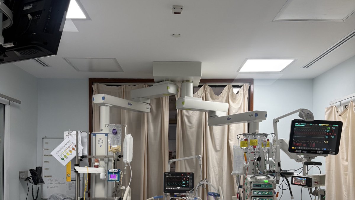 خدروك من الوجع لكن نسوا ما خدروني
ليتهم يدرون وش فرق المريض من المرافق
ㅤㅤ 
مثل ما عودتني للكايدات ارخي متوني
هاك عافيتي و جب مواجعك وانا موافق .. 
اللهم اشفي ابـوي 🤲