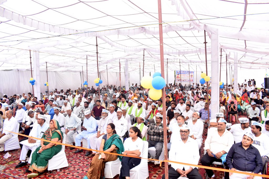 Aam Aadmi Party- Uttar Pradesh (@aaputtarpradesh) on Twitter photo गौतमबुद्धनगर के दादरी में आम आदमी पार्टी किसान प्रकोष्ठ के प्रदेश अध्यक्ष <a href="/Ashok_Commando_/">Commando Ashok AAP</a> जी की अगुवाई में किसानों के “विशाल सम्मेलन” को प्रदेश प्रभारी व राज्यसभा सांसद <a href="/SanjayAzadSln/">Sanjay Singh AAP</a> जी ने किया संबोधित।
किसानों को फसल का दाम दो।
नौजवानों के हाथ को काम दो।
इस दौरान रुहेलखंड गौतमबुद्धनगर के दादरी में आम आदमी पार्टी किसान प्रकोष्ठ के प्रदेश अध्यक्ष <a href="/Ashok_Commando_/">Commando Ashok AAP</a> जी की अगुवाई में किसानों के “विशाल सम्मेलन” को प्रदेश प्रभारी व राज्यसभा सांसद <a href="/SanjayAzadSln/">Sanjay Singh AAP</a> जी ने किया संबोधित।
किसानों को फसल का दाम दो।
नौजवानों के हाथ को काम दो।
इस दौरान रुहेलखंड