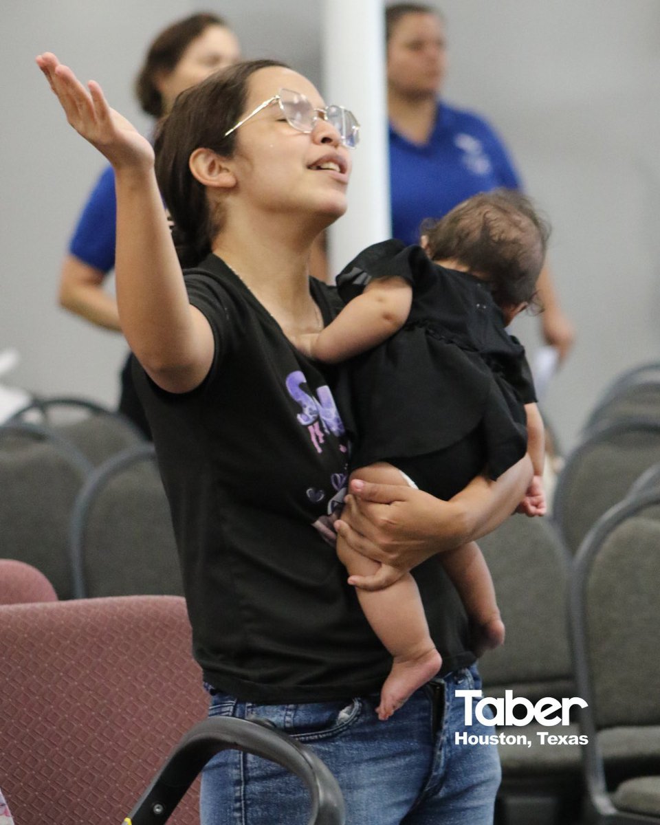 Así adoramos en nuestro servicio con nuestras hermanas de Mujeres de Fe Houston Tx. #taberhoustontx
