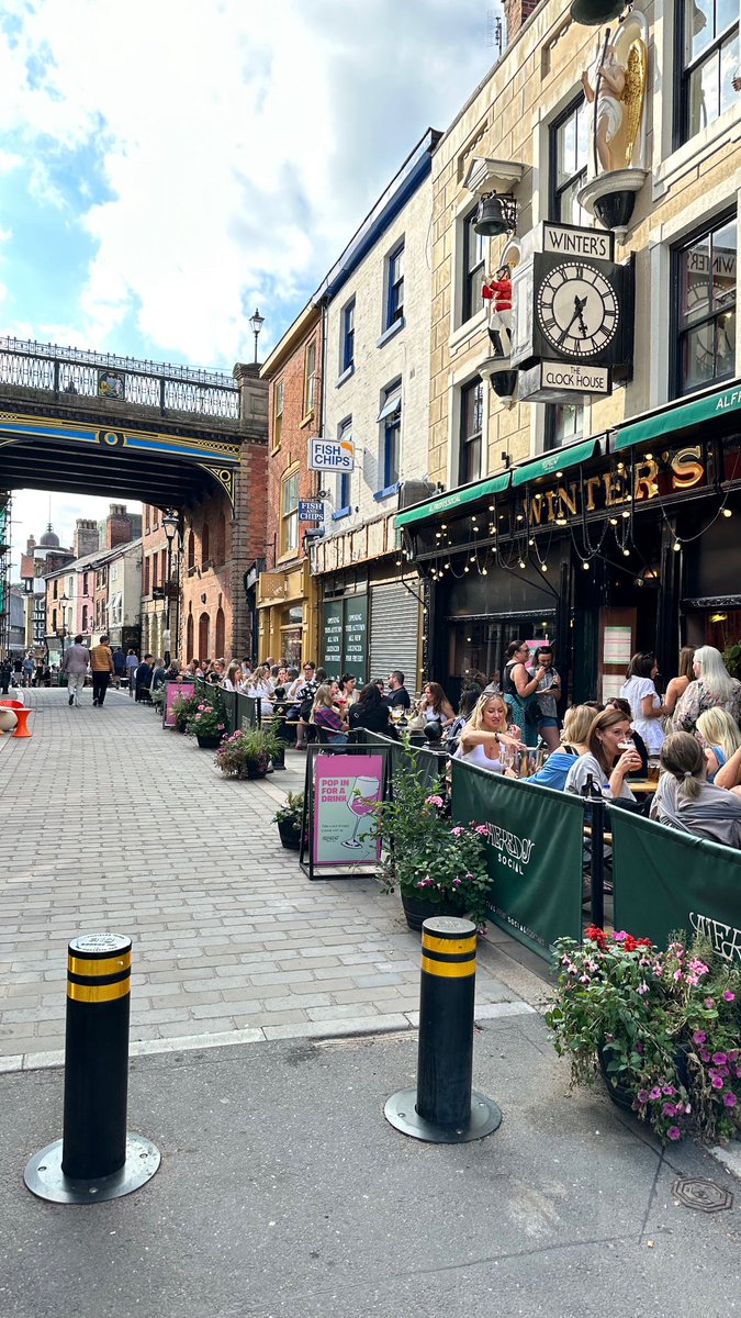 stopinstockport's tweet photo. A normal Friday in Stockport. This place has changed and it’s changed for the better. How can you not enjoy seeing the town alive with energy and atmosphere! Loading negative comments in 3-2-1 👇 https://t.co/B20qXkXIH7