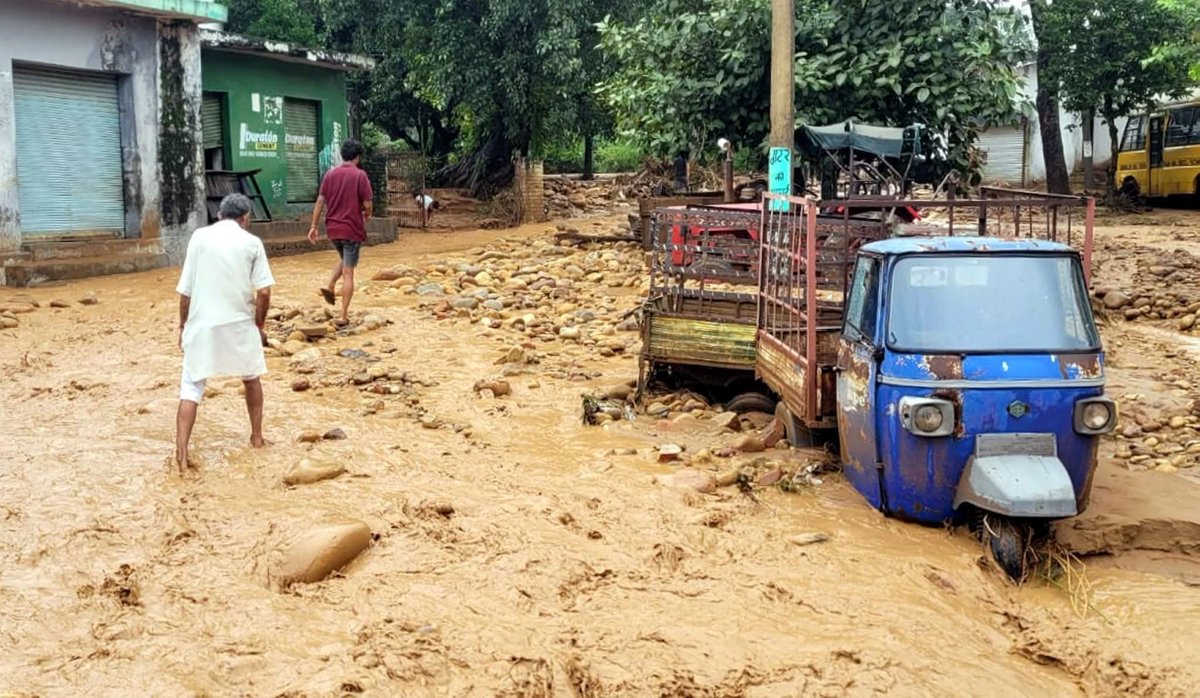 DograKeshiv's tweet photo. #Kathua #CloudBrust  and landslides in Kathua killed 7 and injured many. Roads damaged, supplies air-dropped. Army teams rescuing people and giving food. Authorities working fast to restore help and connectivity.  

https://t.co/bprEijNSxb https://t.co/KAjVFkF5yp