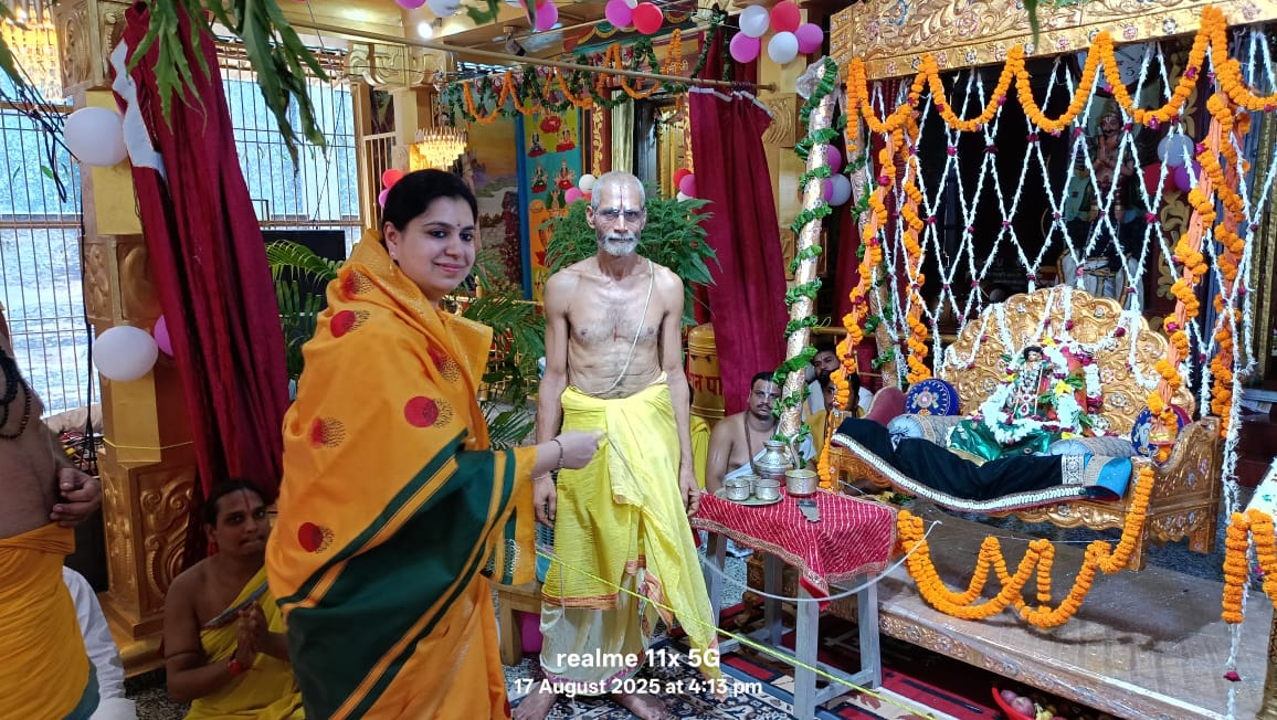 DM Deoria (@dmdeoria) on Twitter photo श्रीकृष्ण जन्मोत्सव के पावन अवसर पर बालाजी मंदिर, देवरिया में आयोजित 'नन्दोत्सव' कार्यक्रम में सम्मिलित होकर भगवान श्रीकृष्ण के श्रीचरणों में नमन किया तथा बच्चों को खिलौने वितरित किए गए।
<a href="/UPGovt/">Government of UP</a> <a href="/CMOfficeUP/">CM Office, GoUP</a> <a href="/ChiefSecyUP/">S.P. Goyal, Chief Secretary, GoUP</a> <a href="/InfoDeptUP/">Information and Public Relations Department, UP</a> श्रीकृष्ण जन्मोत्सव के पावन अवसर पर बालाजी मंदिर, देवरिया में आयोजित 'नन्दोत्सव' कार्यक्रम में सम्मिलित होकर भगवान श्रीकृष्ण के श्रीचरणों में नमन किया तथा बच्चों को खिलौने वितरित किए गए।
<a href="/UPGovt/">Government of UP</a> <a href="/CMOfficeUP/">CM Office, GoUP</a> <a href="/ChiefSecyUP/">S.P. Goyal, Chief Secretary, GoUP</a> <a href="/InfoDeptUP/">Information and Public Relations Department, UP</a>