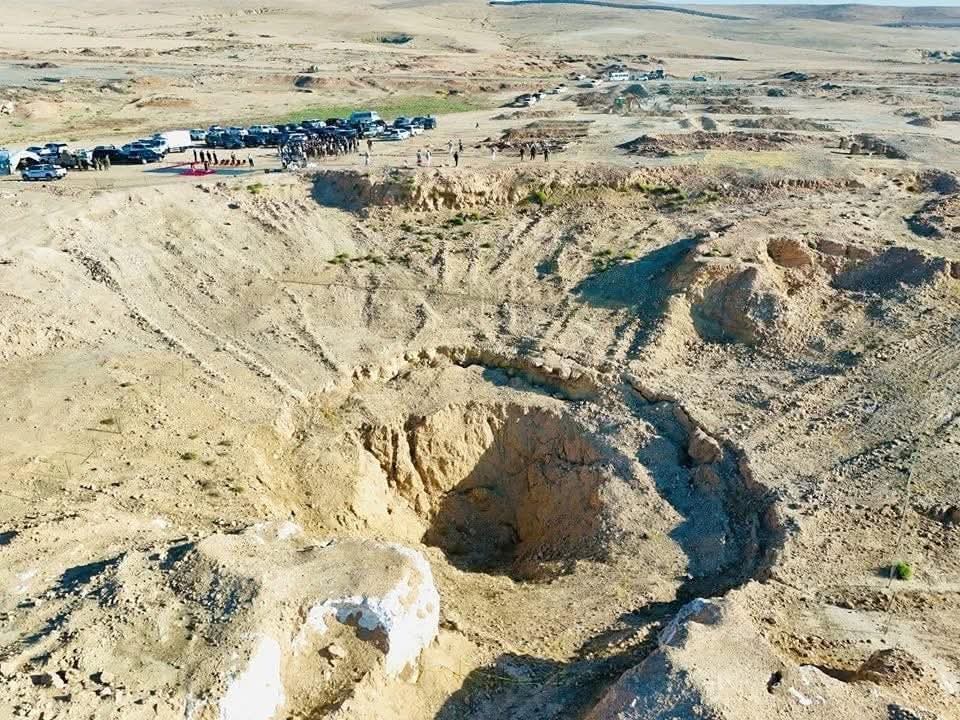 تخيلوا بهاي الحفرة اللي اسمها #الخسفة بجنوب #الموصل بيها حوالي 20 ألف شهيد من أهالي نينوى وصلاح الدين أعدمهم د١١عش بس لأنهم عارضوا فكرهم منهم أبطال قواتنا الأمنية، ومنهم اللي كان يزوّد معلومات عن د١١عش أيام سيطرتهم على المدينة تخيلوا بيوم واحد بس أعدموا 2070 شهيد