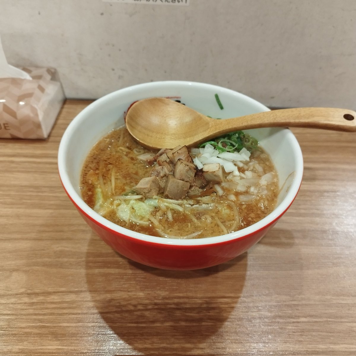 taichannel20's tweet photo. 鹿児島市のラーメン薩摩商店の味噌ラーメン極み1000円。
深夜の訪問。飲みの〆で多くのお客さんで賑わってました。欧米人のシェフが丁寧にラーメンを作ってくれました。綺麗な見た目でシンプルな味噌の味わい。味噌にタマネギがよく合う。
星4.5つ
 
 #ラーメン薩摩商店
 #味噌ラーメン https://t.co/4EjQaeSjIv