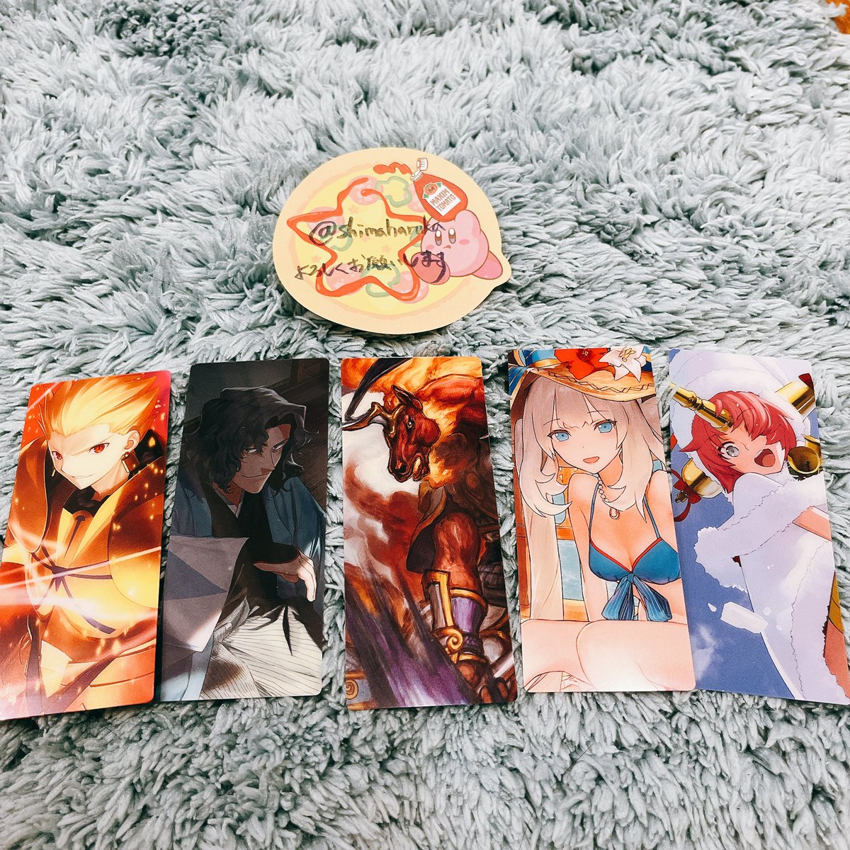 shimaharuka's tweet photo. 【交換】FGO 最終再臨展 編成画面風カード 

【譲】画像1
【求】画像2

※郵送交換。

ピンポイントで難しいと思ますが、優先度など決まってないので、1枚でも対応します。緩募のため気軽に声かけてください。よろしくお願いします！ https://t.co/t93TIYFYCB