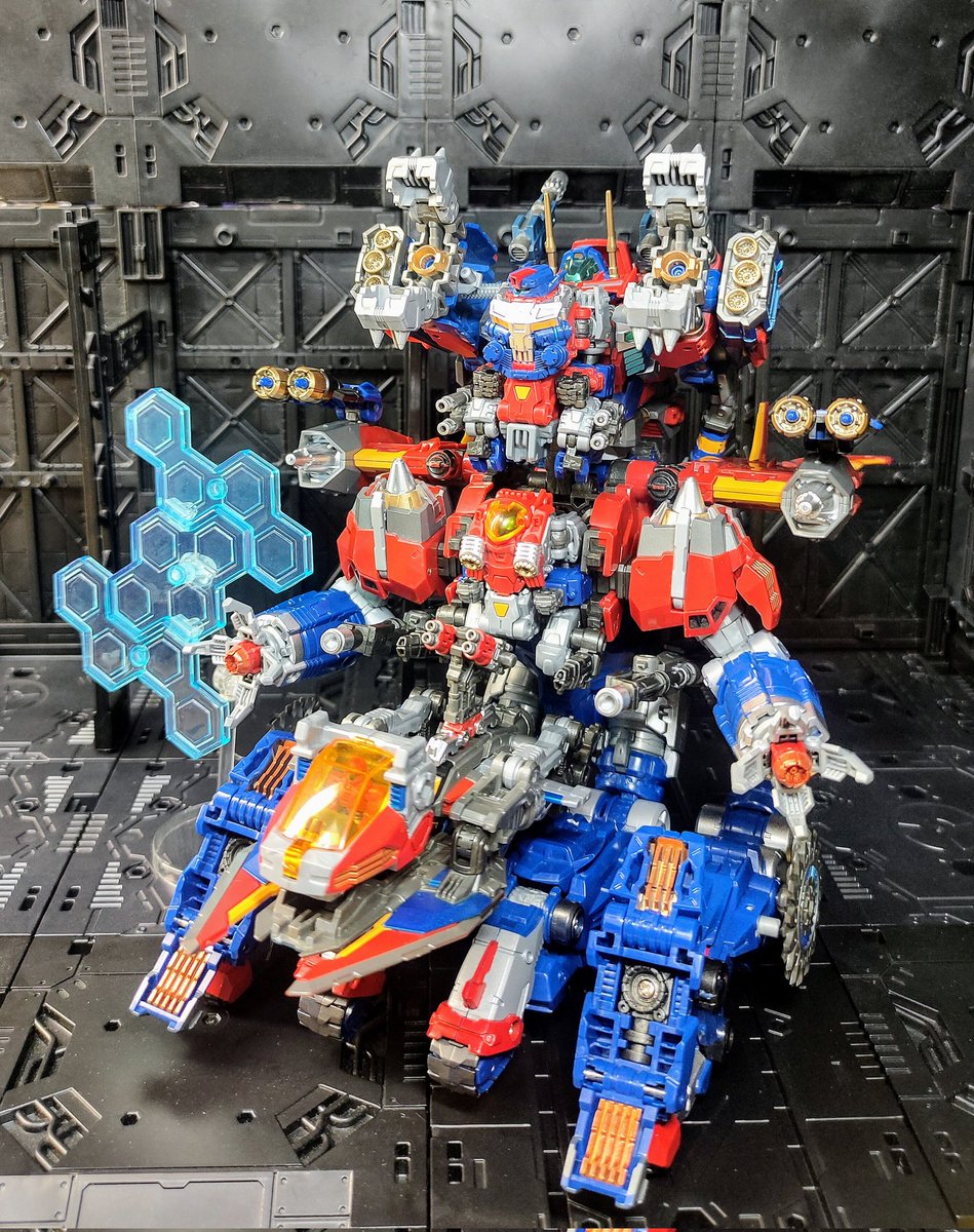 vlnwXs8o2jaHSa2's tweet image. 【バトルスキャリバー・Vクローラー】
荒廃戦場を蹂躙する四連無限軌道を施した重量級メックバトルス
相性の良いヴァースライザー3号及びバトルスPS各機を組み込み遠距離制圧から近接格闘まで多種多様な戦闘が可能
両腕からはFZフォトンシールドを展開でき防御面も抜かりはない
#ダイアクロン