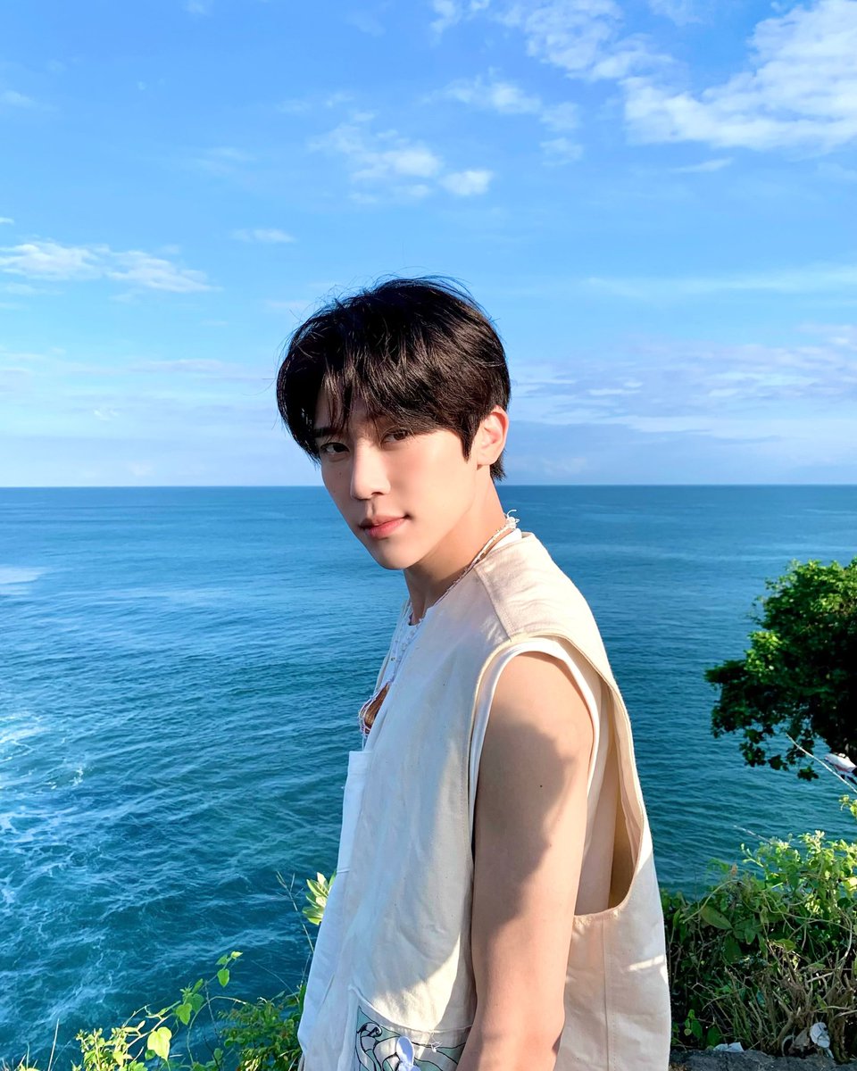 Ocean next to the ocean.