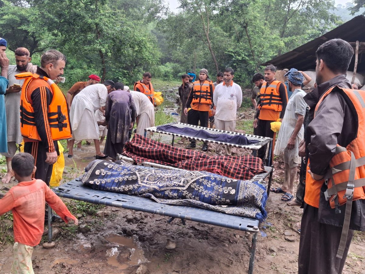 DograKeshiv's tweet photo. #Kathua #CloudBrust  and landslides in Kathua killed 7 and injured many. Roads damaged, supplies air-dropped. Army teams rescuing people and giving food. Authorities working fast to restore help and connectivity.  

https://t.co/bprEijNSxb https://t.co/KAjVFkF5yp