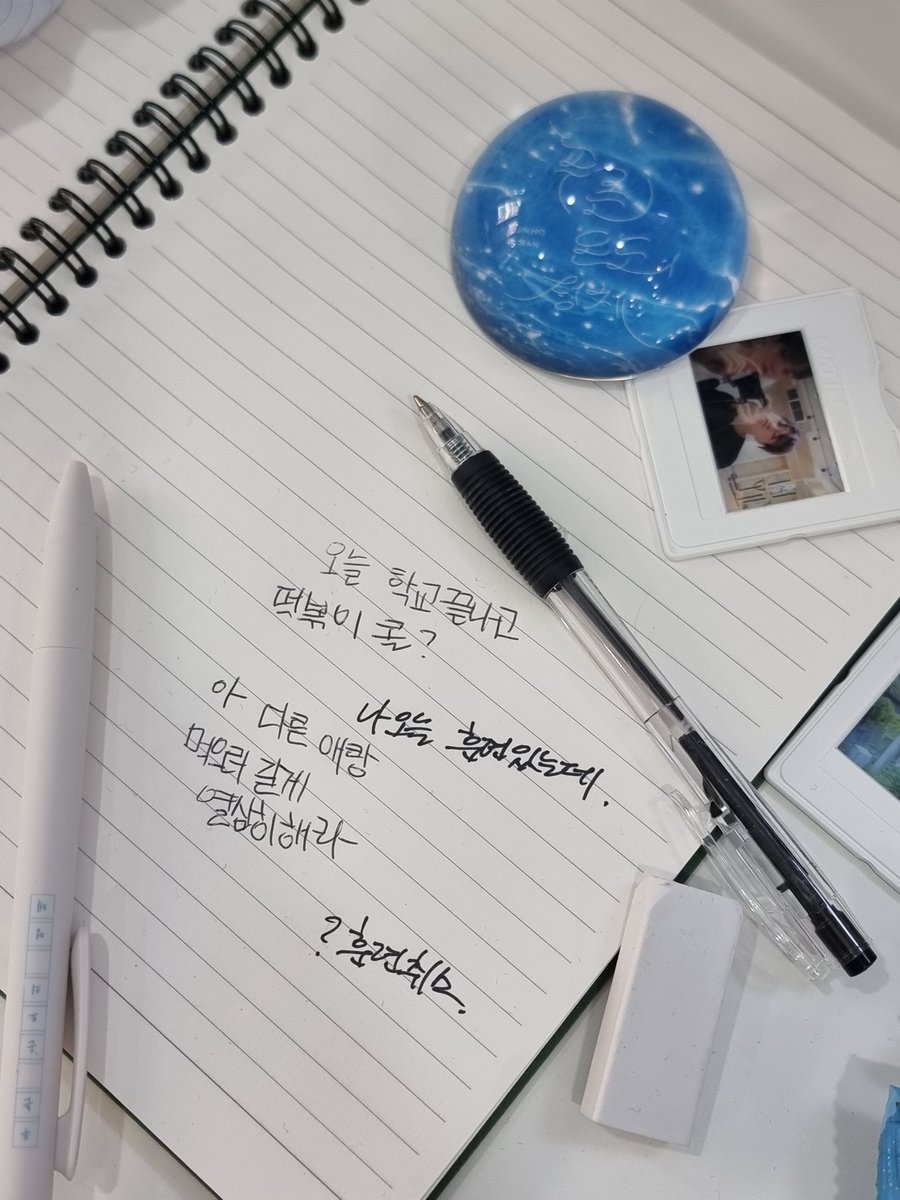 yunou_uright's tweet photo. 첫날 다녀왔어요 
디피 하나하나 아름다워서 눈을 뗄 수 없었습니다
#푸른_온도의_정체 #our_summer_YN 
#2025_윤낫카페 https://t.co/kEFfwcSMQJ