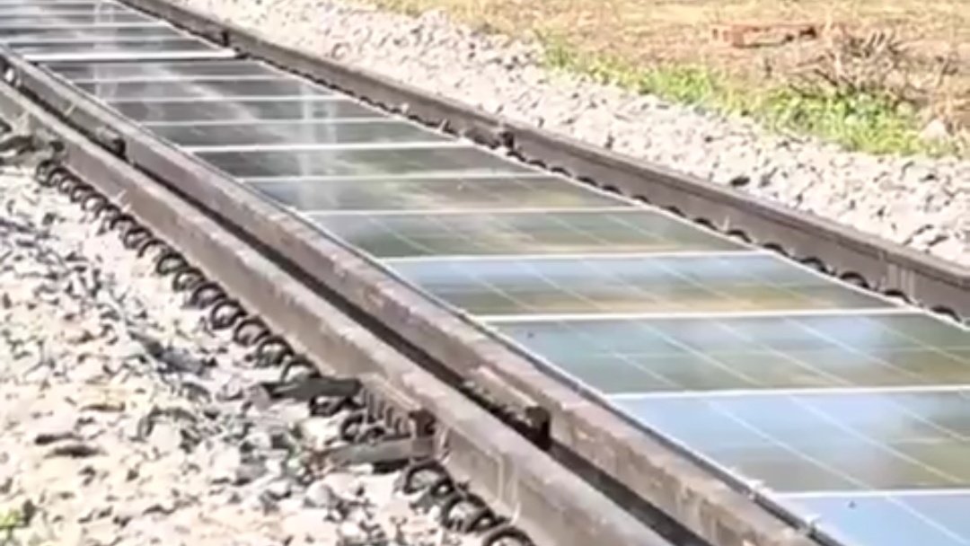 beatsinbrief's tweet photo. 🚨 For the first time, Indian Railways has installed solar panels on tracks at Banaras Locomotive Works, Varanasi. 🔥 https://t.co/605KsxsMHg