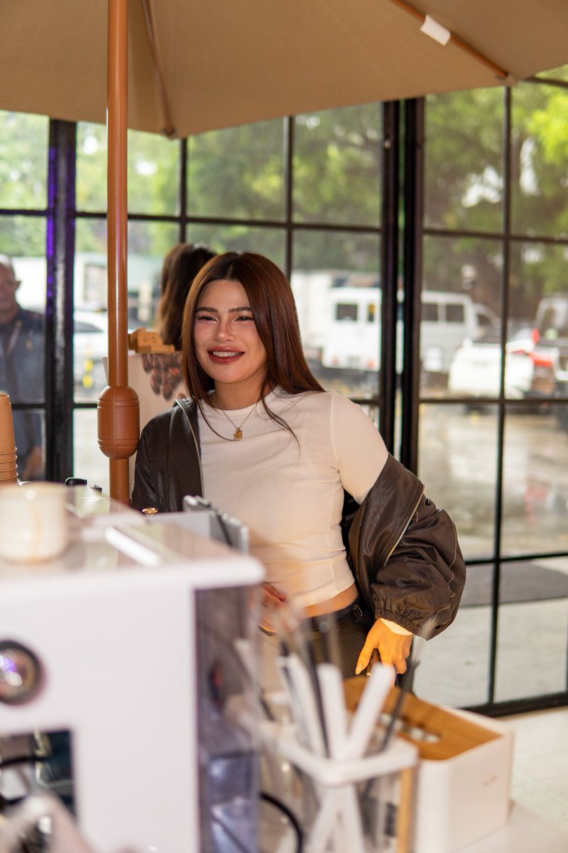 sol coffee cart moments with the ever-stunning Denise Laurel! ☕️

#coffeecartforevents #solcoffeecart