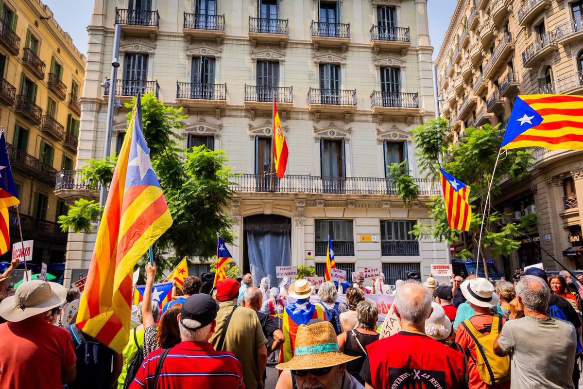 Junts per Catalunya🎗 (@juntsxcat) on Twitter photo 📸 El secretari general <a href="/jorditurull/">Jordi Turull i Negre</a>, la diputada <a href="/pilarcalvo13/">Pilar Calvo</a> i els regidors <a href="/jmartigalbis/">Jordi Martí Galbis</a> <a href="/joanrportell/">Joan Rodríguez i Portell</a> i <a href="/arnauvivesjuan/">Arnau Vives i Juan 🇪🇺</a> i l’expresidenta <a href="/LauraBorras/">Laura Borràs 🎗</a> han assistit a la concentració pel 17-A “Exigim responsabilitats” organitzada per <a href="/assemblea/">Assemblea Nacional Catalana</a> a Via Laietana. 📸 El secretari general <a href="/jorditurull/">Jordi Turull i Negre</a>, la diputada <a href="/pilarcalvo13/">Pilar Calvo</a> i els regidors <a href="/jmartigalbis/">Jordi Martí Galbis</a> <a href="/joanrportell/">Joan Rodríguez i Portell</a> i <a href="/arnauvivesjuan/">Arnau Vives i Juan 🇪🇺</a> i l’expresidenta <a href="/LauraBorras/">Laura Borràs 🎗</a> han assistit a la concentració pel 17-A “Exigim responsabilitats” organitzada per <a href="/assemblea/">Assemblea Nacional Catalana</a> a Via Laietana.