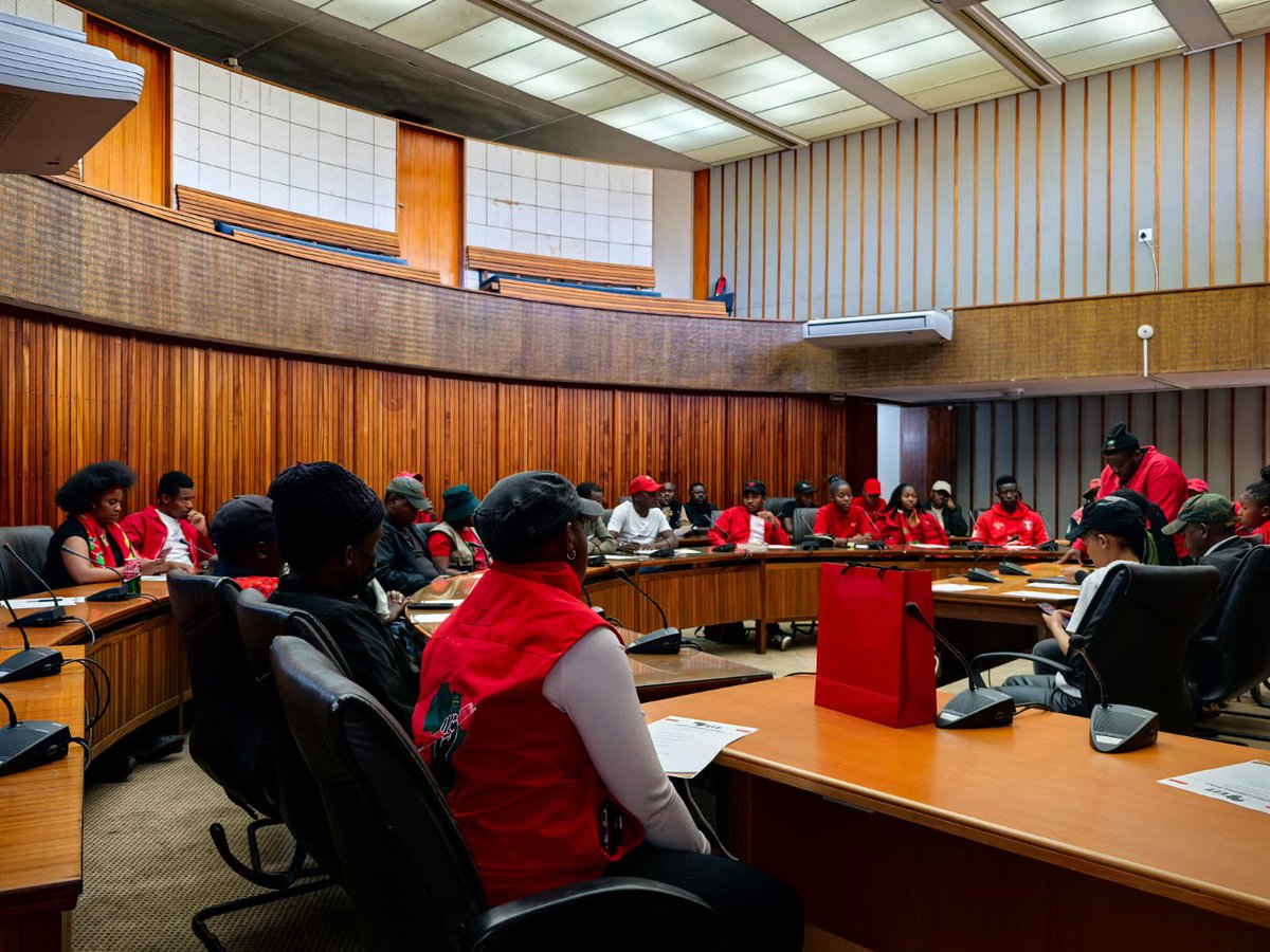 ♦️♦️♦️

The EFF Youth Command National Coordinator, Cmsr Naledi Chirwa-Mpungose presided over a meeting with EFF Youth Command Limpopo PYILC and SRYILC representatives to take stock of the work done in the province concerning the launching of EFFYC branches. 

#EFFYouthCommand