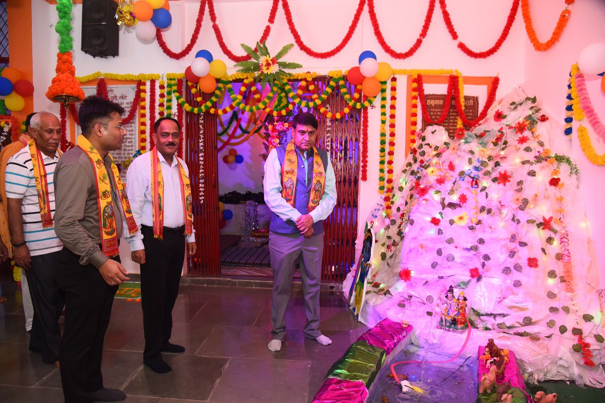 PTCSitapurUPP's tweet photo. PTC सीतापुर के प्रांगण में स्थित मन्दिर में श्रीकृष्ण जन्मोत्सव बड़े धूमधाम एवं हर्षोल्लास के साथ मनाया गया । अपर पुलिस महानिदेशक श्री जय नारायण सिंह ने इस अवसर पर सभी अधिकारियों, कर्मचारियों एवं प्रशिक्षणार्थियों को बधाई एवं शुभकामनायें दी ।
@Uppolice 
@dgpup 
@UPPoliceTrgHQ https://t.co/XM51pxSRVR