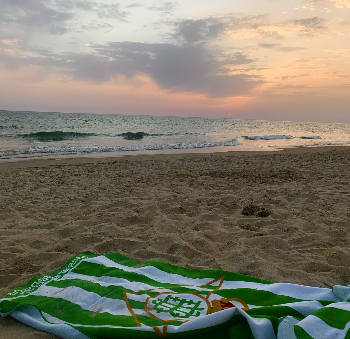 AdanGiraldez's tweet photo. Últimos momentos de relax antes de que mi estabilidad emocional pase a depender de 11 individuos vestidos con rayas verdes y blancas https://t.co/kfb1ZrwVPW