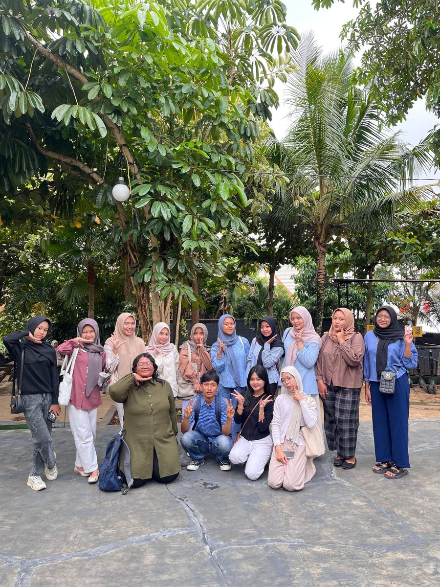 ntsy_12's tweet photo. Halo, Mahesa!
Perkenalkan, saya Gusti Natasya Nur Addiniyah, mahasiswa baru Program Studi Pendidikan Bahasa Mandarin, Fakultas Bahasa dan Seni, Universitas Negeri Semarang.
Di momen PKKMB UNNES 2025 ini, saya bertemu dengan teman-teman baru di UNNES  dari kelompok Keramas. https://t.co/YH5UHgrMEU
