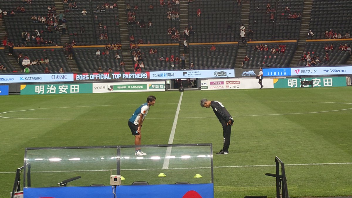 shibayasu1's tweet photo. ブラウザポ目線での #札幌秋田 振り返り。徹底を徹底しきって、ソユスタ開幕戦での屈辱を見事に晴らした2得点。小松蓮移籍後はより一層全員の矢印が強くなった印象でしたが、その象徴のような内容でした。
こちらは試合前に偶然撮れた謙さんとコンサのスタッフさんとのひとコマ。
#ブラウブリッツ秋田 https://t.co/AtYMeJYswN