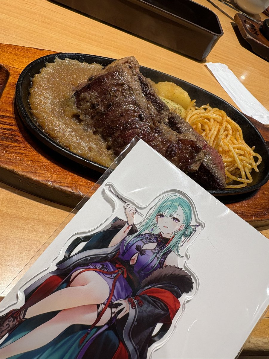 koutyansimobe's tweet photo. コミケ締めは肉‼️🍖

頑張ったからご褒美だぁぁぁ🤩🤩
早速MAIROママのアクスタとパシャリ🥰

#八雲べに
#MAIRO https://t.co/LQND0ebQWb