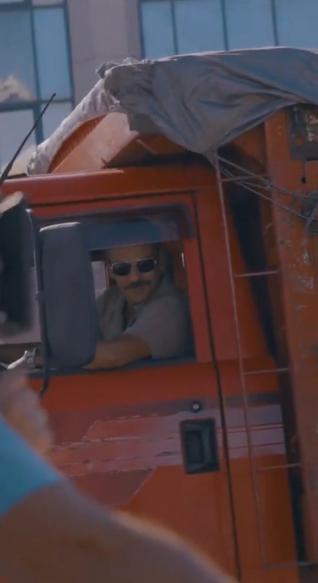 Heryerde bir kırmızısı var ama  heryerde 📿🚍 
#Veliaht |