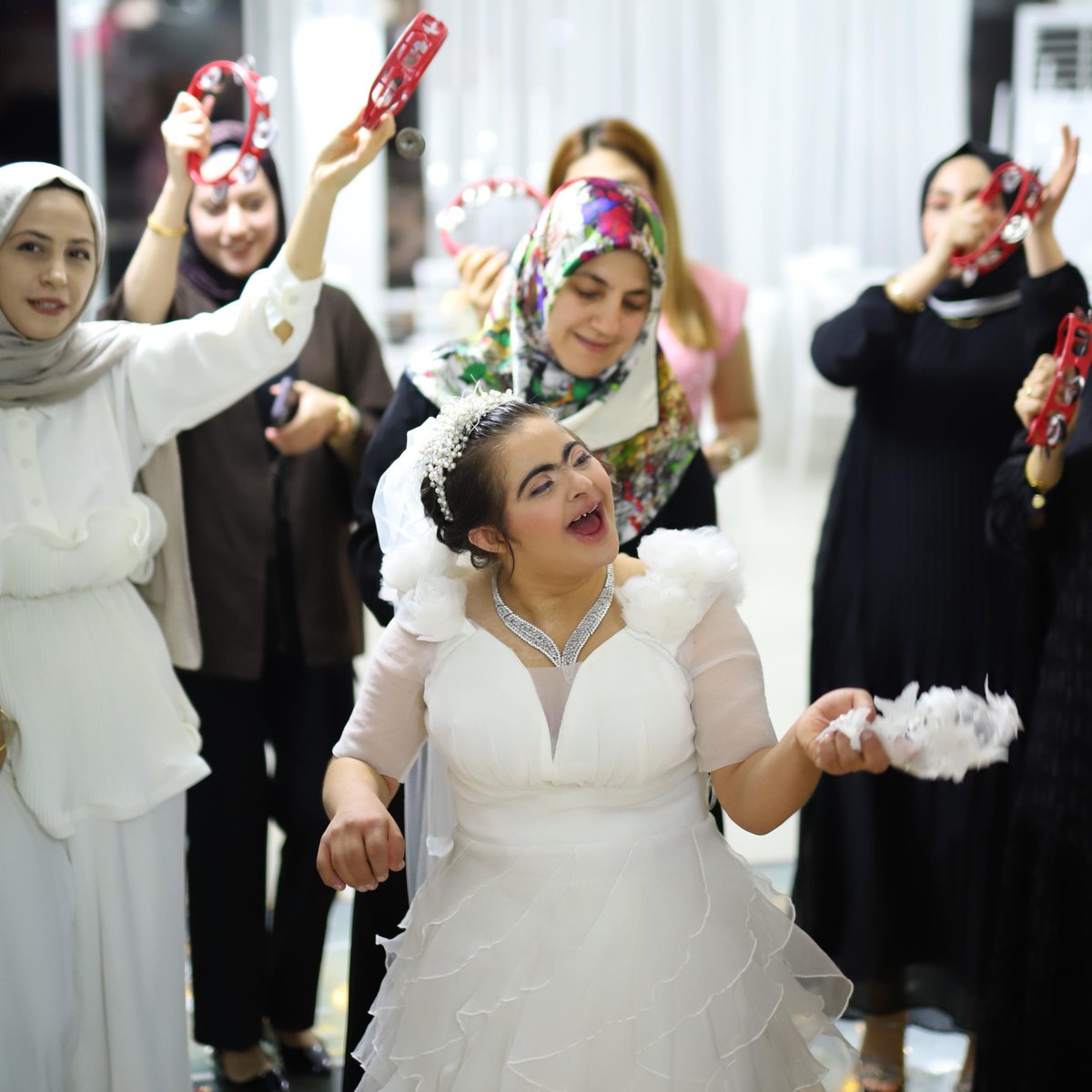 Batman'da gelinlik giyme hayali kuran down sendromlu Şeyma için sembolik düğün yapıldı.