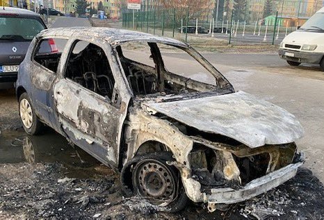 TalebSahara's tweet photo. Un grupo de marroquíes queman el coche de un joven activista saharaui en Francia, por llevar una pequeña bandera saharaui colgando del espejo retrovisor

La persecución que sufrimos los saharauis a manos de los súbditos de Mohamed VI, es REAL, por mucho algunos lo quieran tapar. https://t.co/Ce3BAe8i8K